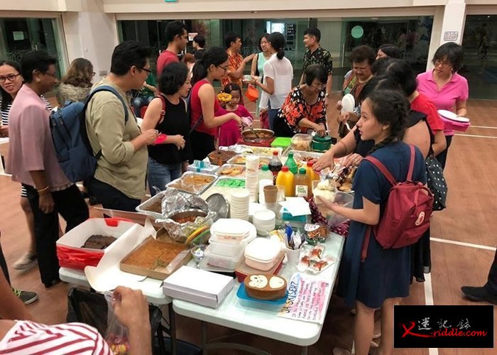 参与者不时分享美食，建立更紧密关系。
