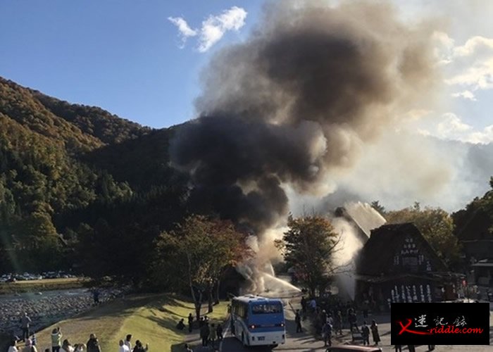 日本另一个世界遗产——岐阜县的白川乡合掌村附近木屋起火冒烟