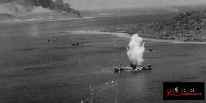 1944年2月，美国鱼雷轰炸机在特鲁克泻湖对日本油轮的轰炸。