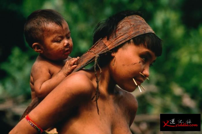 亚诺曼迷女子和小孩。 PHOTOGRAPH BY MICHAEL NICHOLS, NATIONAL GEOGRAPHIC CREATIVE