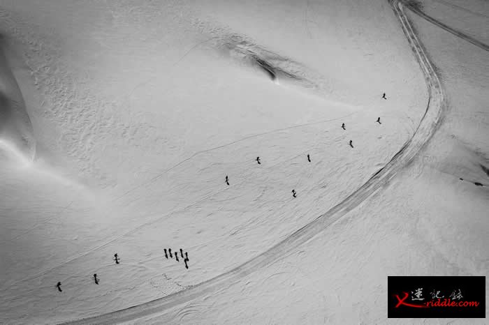 在瑞士阿尔卑斯山脉滑雪