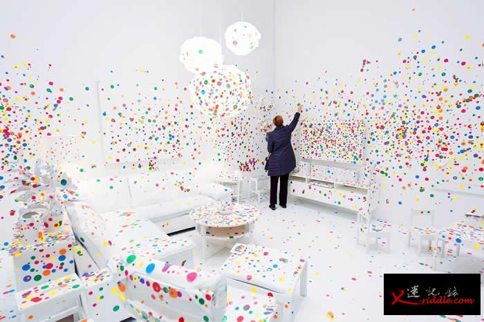 草间弥生近期的展览以作品「无限镜屋」为名，但是她的另一个作品：「消融室」也吸引了无数的参观人潮。 PHOTOGRAPH BY THE WASHINGTON PO