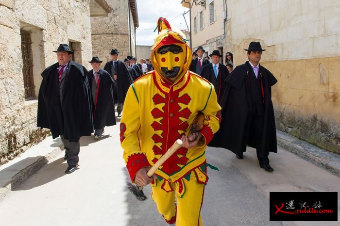 虔诚的「击鼓手」将魔鬼驱走。 PHOTOGRAPH BY NICK GAMMON, ALAMY STOCK PHOTO