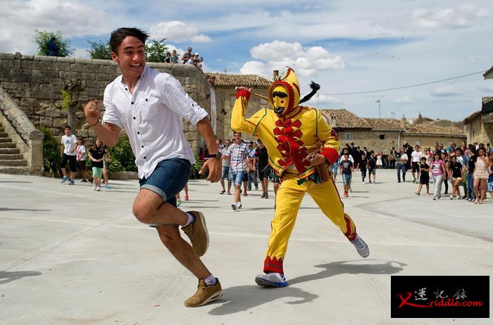 装扮的「魔鬼」手中持鞭，追赶旁观者。 PHOTOGRAPH BY DENIS DOYLE, GETTY IMAGES