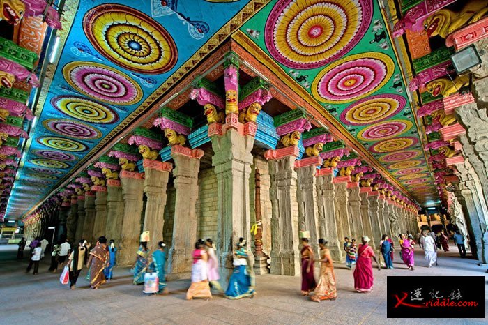 神庙天花板与立柱均装饰有画工精致的图纹。 PHOTOGRAPH BY IMAGEBROKER/ALAMY STOCK PHOTO