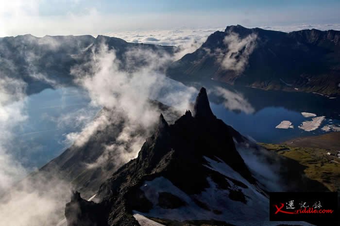 从朝鲜两江道（Ryanggang Provnice）空拍白云笼罩的白头山。 PHOTOGRAPH BY DAVID GUTTENFELDER, AP