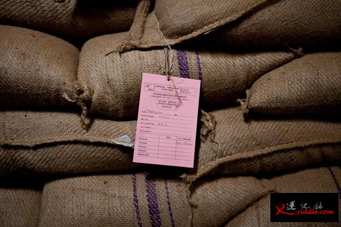坎帕拉的Kyagalanyi Coffee Ltd工厂中一袋袋准备出口的咖啡豆。 PHOTOGRAPH BY TREVOR SNAPP, BLOOMBERG V