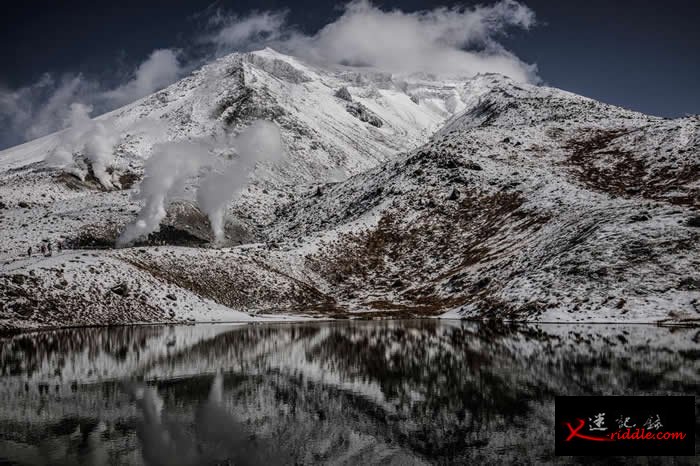 日本2017年第一场雪降在日本最北岛的旭岳。这座活火山是北海道最高峰，座落于日本最大的国家公园—大雪山国立公园境内。 PHOTOGRAPH BY JAMES W