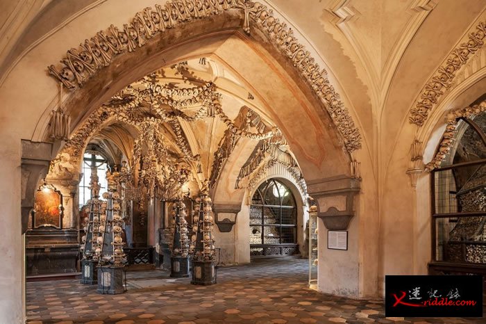 凄美的塞德莱茨藏骨堂（The Sedlec Ossuary）以漂白后雕刻的人骨作装饰。 PHOTOGRAPH BY MAREMAGNUM, GETTY IMAG