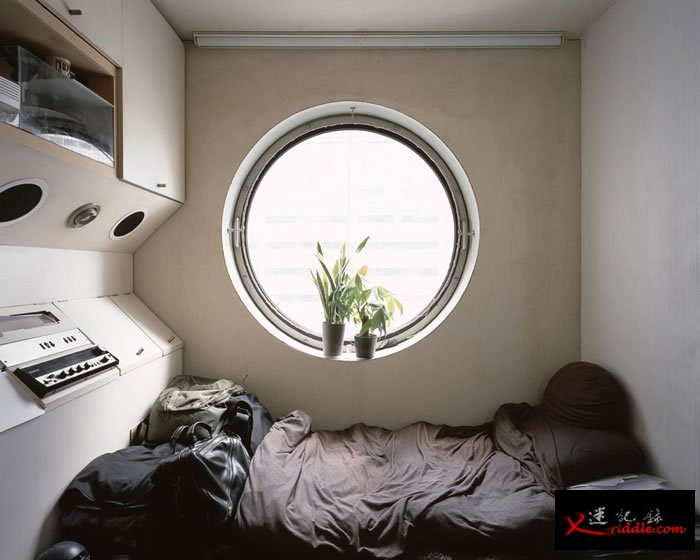 有住户长期以胶囊住宅为家。 PHOTOGRAPH BY NORITAKA MINAMI