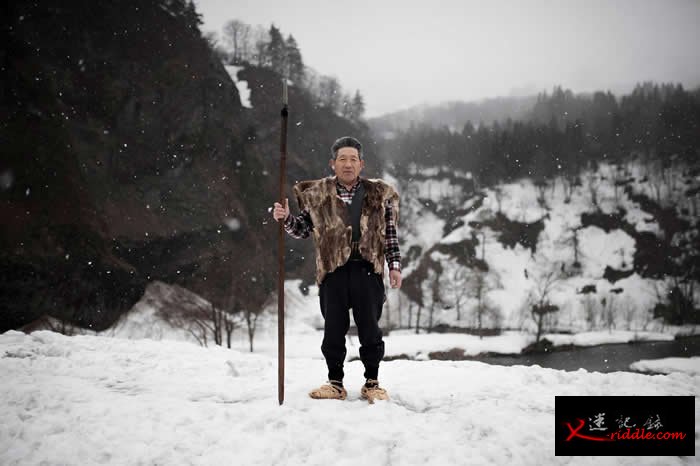 伊藤良一穿着又鬼猎人的传统背心与鞋子。如今猎人只在特殊仪式才穿这种服装，不过有些人仍在打猎时穿着皮衣御寒。 PHOTOGRAPH BY JAVIER CORSO