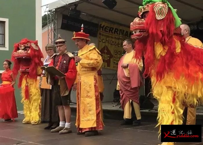 “皇帝”当众宣读《告臣民书》。