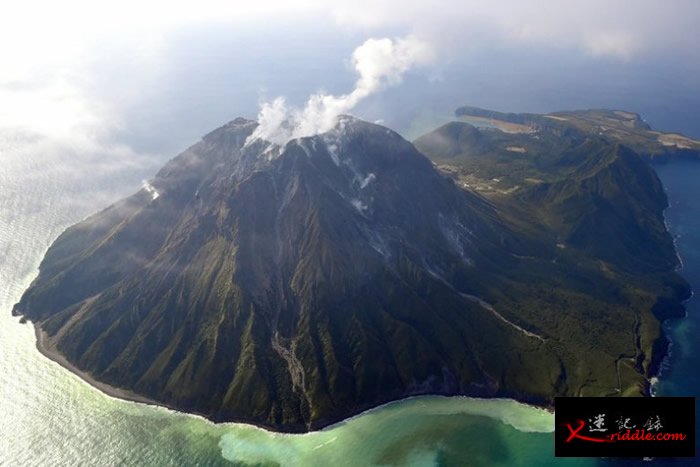 若火山熔岩穹丘爆发，可能会威胁不少人的性命。图为鬼界破火山口附近的硫磺岛。