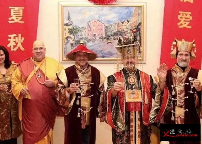 居民在狂欢节中都会换上中国的服饰。
