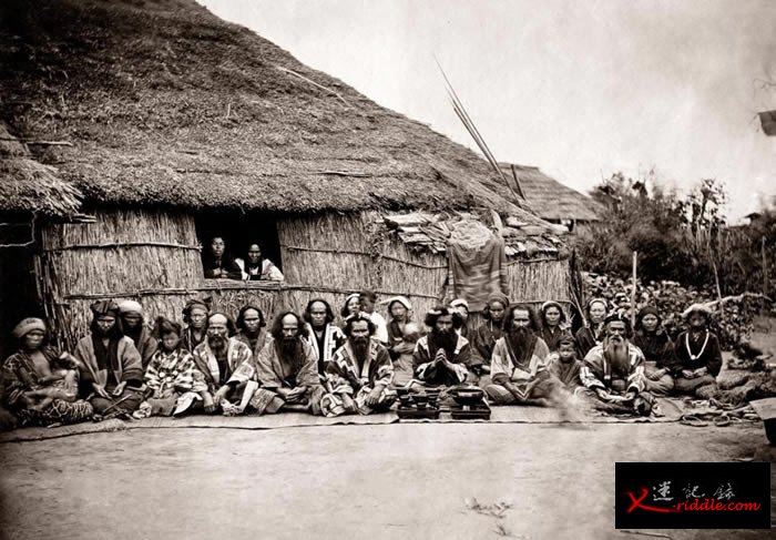 这张1880年代的照片中，一群日本原住民爱奴人席地而坐。语言学家无法在世界上找到任何与爱奴语相似的语言。 PHOTOGRAPH BY PUMP PARK VIN