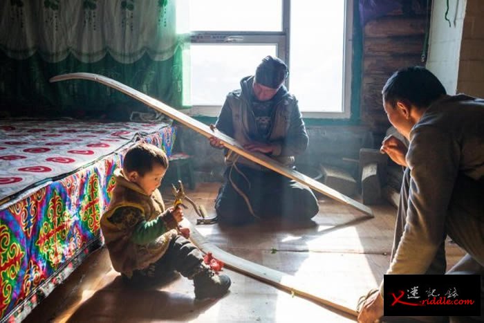 世界上许多最偏远地区的语言都陷入消失危机。图中居住于中国阿尔泰山区的村人正在雕刻新的滑雪板。由于这道山脉与俄罗斯、中国、蒙古与哈萨克接壤，使得濒危的阿尔泰语成为
