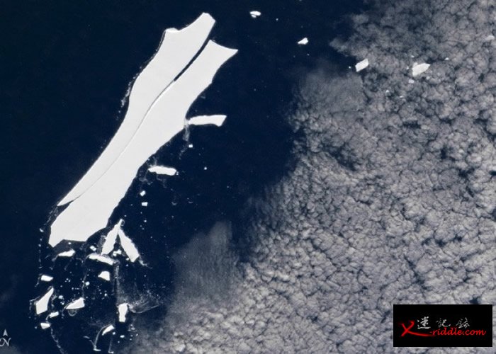 B-15冰山已分离出多个巨型冰块。