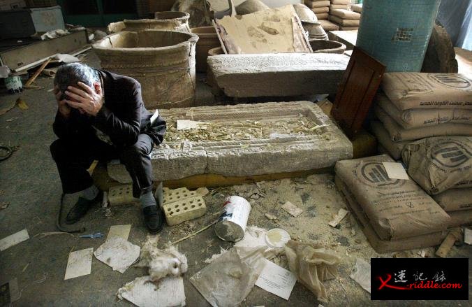 伊拉克国家博物馆在2003年以美国为首的侵略行动中遭到掠夺后，当时的副馆长穆辛•哈山（Mushin Hasan）看着残骸，十分痛心。 Photogr