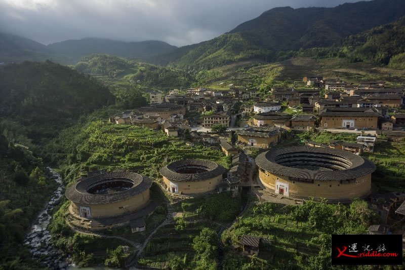 福建省的土楼，是公元14、15世纪时从中原地区往南迁徙到此处的客家人所建造的传统住宅。 Photograph by Michael Yamashita