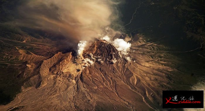 位于勘察加半岛的舍维留奇火山喷发出6000米高的火山灰柱