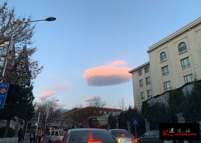 北京天空现粉色“UFO”云 北京气象局：荚状云