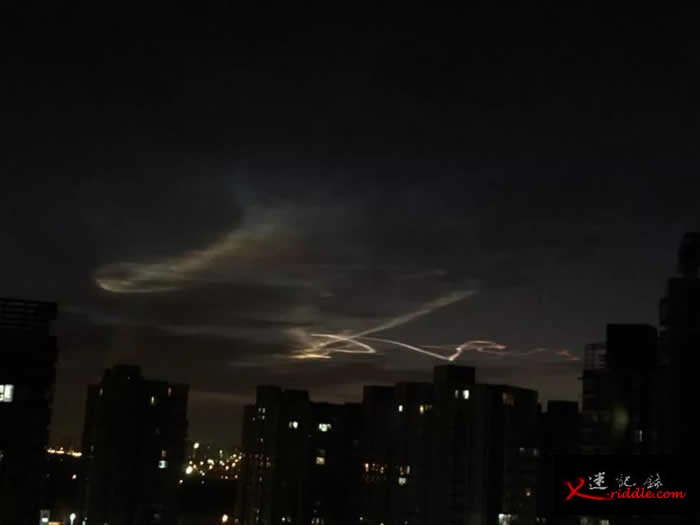 北京清晨天空出现“神秘光线” 气象部门：飞行器尾流