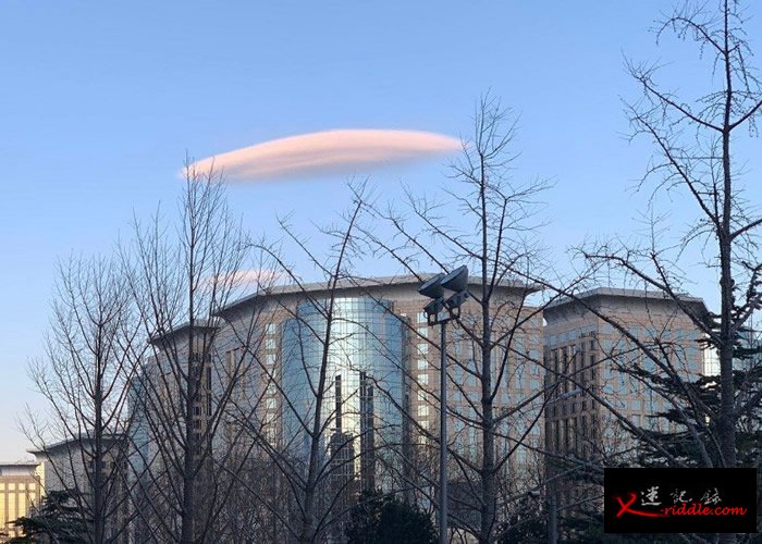 北京天空现粉色“UFO”云 北京气象局：荚状云