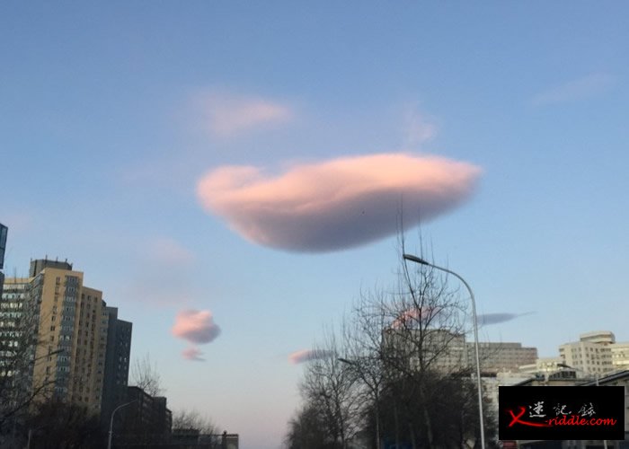 北京天空现粉色“UFO”云 北京气象局：荚状云