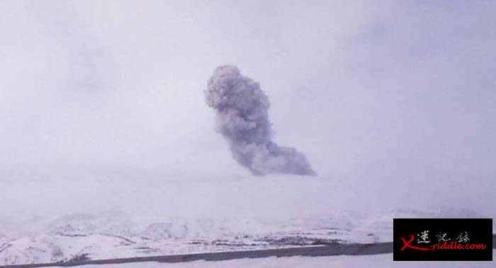 千岛群岛幌筵岛上的埃别科火山喷发出高达3000米灰柱