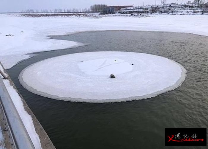 辽宁省沈阳市法库县和平乡的辽河坝水面惊现神秘旋转冰圈