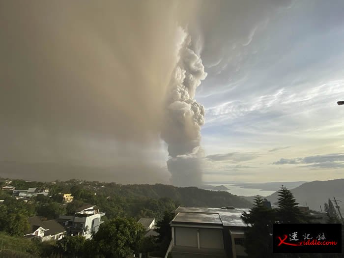 菲律宾北部塔阿尔火山剧烈活动 喷出大量火山灰并引发闪电