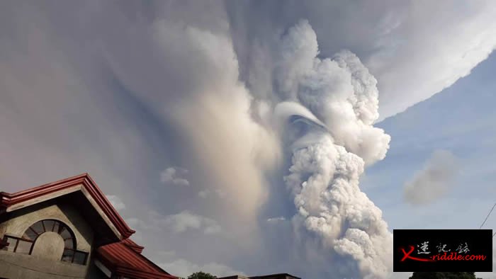 菲律宾北部塔阿尔火山剧烈活动 喷出大量火山灰并引发闪电