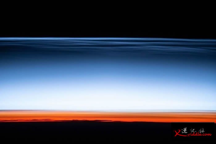 美国国家航空航天局（NASA）发布国际空间站拍摄的珠母云（夜光云）照片