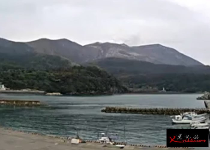 日本鹿儿岛县口永良部岛上的新岳火山喷发 火山灰喷至7000米的半空