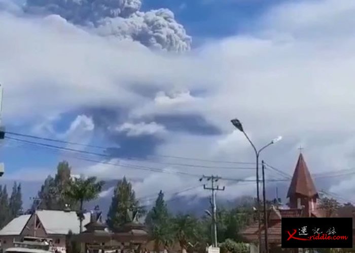 印尼北苏门答腊锡纳朋火山喷发 火山灰冲上5000米高空