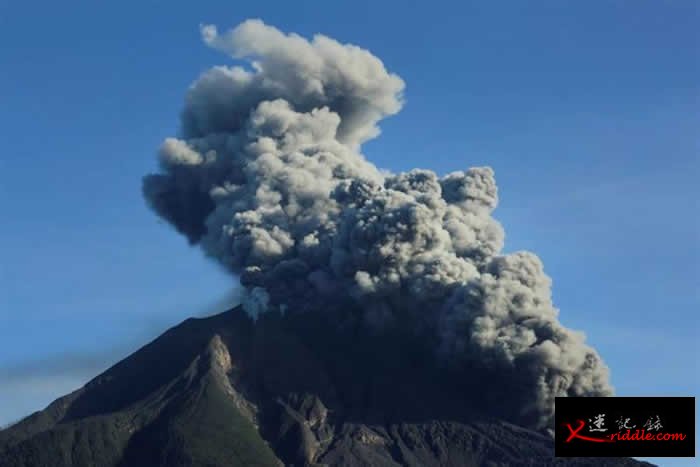 印度尼西亚苏门答腊岛北部的锡纳朋火山再次喷出火山灰柱