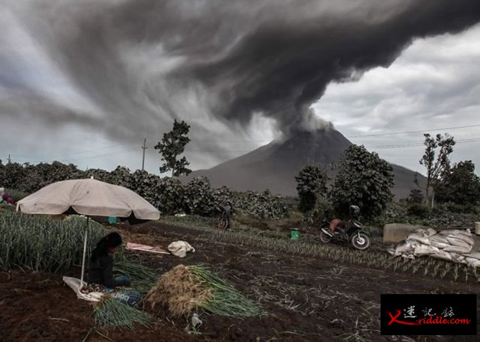 印尼北苏门答腊锡纳朋火山再爆发 火山灰喷上1000米高空