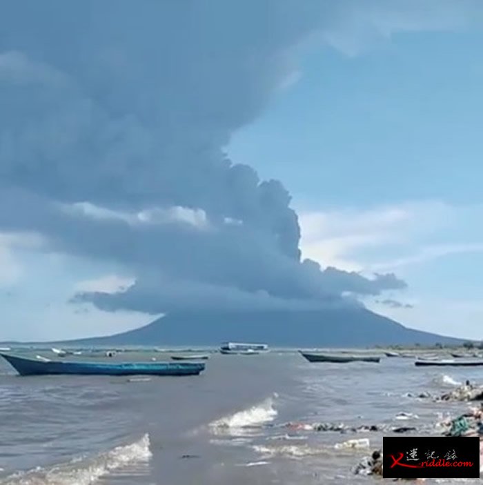 印尼伊里火山突然爆发 火山灰直冲4公里高的天空
