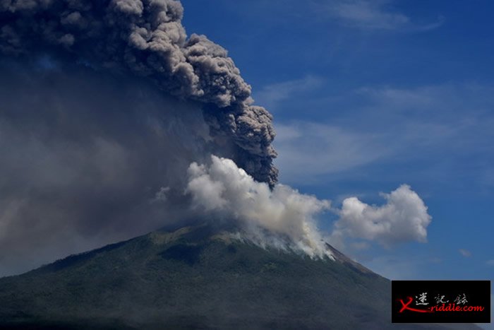 印尼伊里火山突然爆发 火山灰直冲4公里高的天空