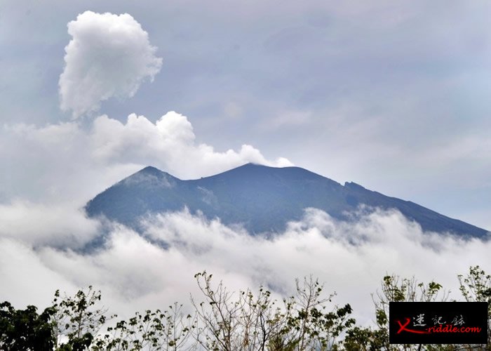 居民担忧阿贡火山爆发而撤离家园。
