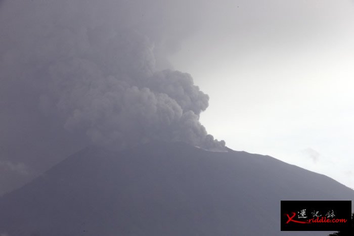 阿贡火山喷出大量火山灰。