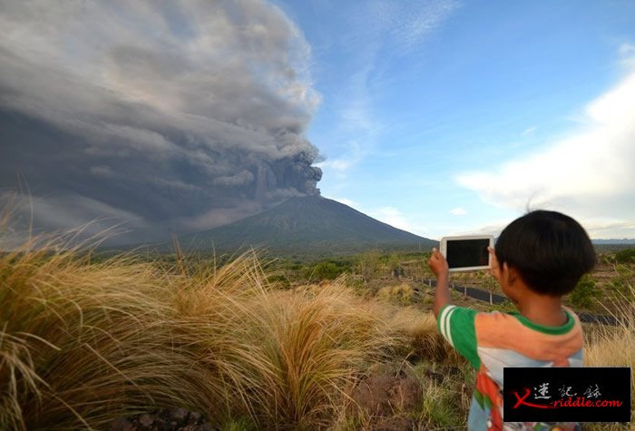 有小孩举机拍下火山的情况。