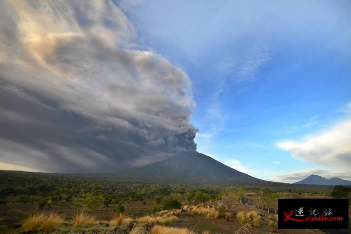 星期日，饱含火山灰的尘云从阿贡火山升起。 PHOTOGRAPH BY SONNY TUMBELAKA, AFP, GETTY IMAGES