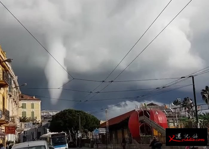 意大利西北部城市圣雷莫现龙卷风 途人环抱灯柱防吹走