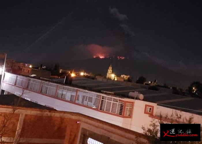 火山爆发的耀眼红光，在远处仍清楚可见。