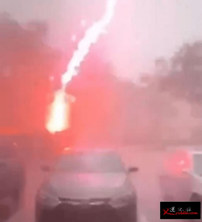 罕见“正极闪电”！美国佛罗里达州大雷雨中“火红巨蜈蚣”从天而降