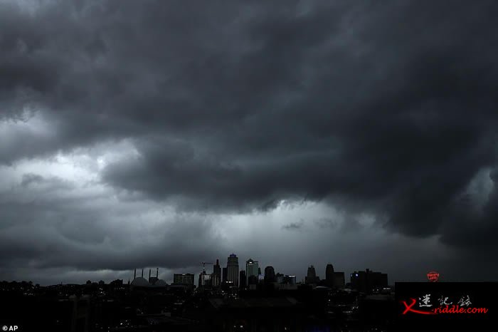 美国中部8个州遭多达55个龙卷风及暴雨蹂躏