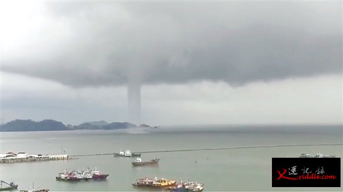 “龙吸水”！广东珠海海域出现水龙卷壮观景象