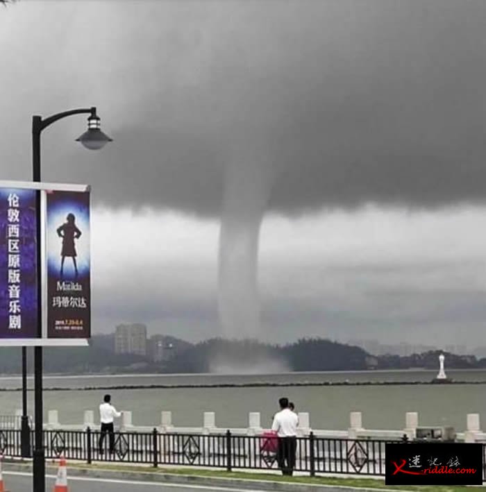 “龙吸水”！广东珠海海域出现水龙卷壮观景象