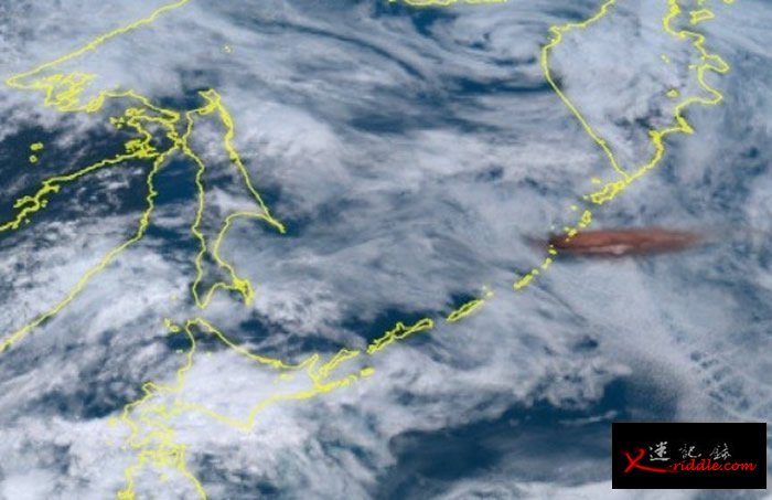 日本千岛群岛雷公计岛火山喷发烟雾冲上13000公尺 卫星图像清晰显现